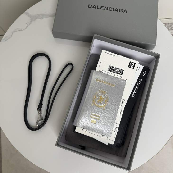 Picture of Balenciaga Handbags _SKUfw231081954fw